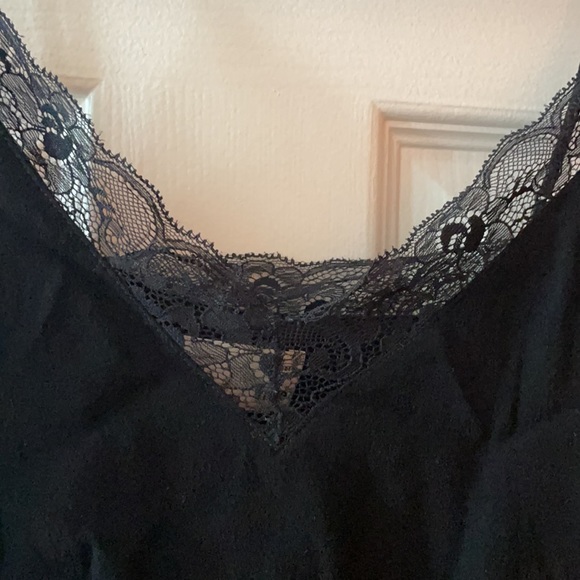Black crop top with lace - Picture 2 of 3